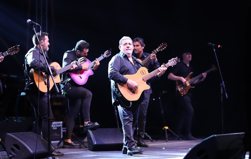 Seară latino la Festivalul Borșului Lipovenesc din Jurilovca. Concertul Gipsy Kings s-a prelungit cu un spectaculos foc de artificii: „România, I love you!” | FOTO REPORTAJ