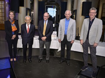 Laureații Nobel în timpul unei vizite la Muzeul Premiului Nobel din Stockholm, Suedia, 14 iunie 2022. De la stânga: Frances Arnold (Chimie 2018), Syukuro Manabe (Fizică 2021), David Card (Economie 2021), Christopher A. Sims (Economie 2011), ), David WC MacMillan (Chimie 2021) | Foto: Profimedia
