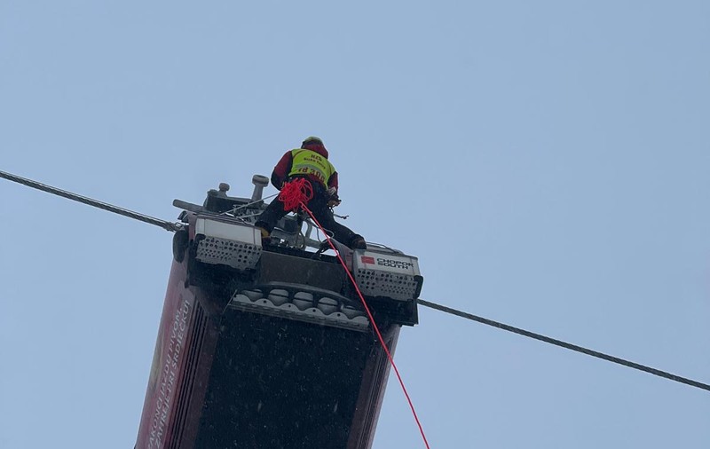 12 schiori rămași blocați în telecabină au fost coborâți pe cabluri, în Slovacia