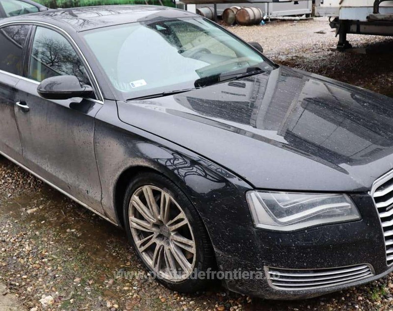 Au demontat trei mașini, furate din Germania și Suedia, în valoare de 320.000 de euro, și au încercat să le introducă în România drept „piese auto uzate”