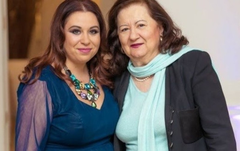Oana Roman o duce pe Mioara Roman într-un centru medical. A semnat deja contractul: „Locul este de cinci stele”