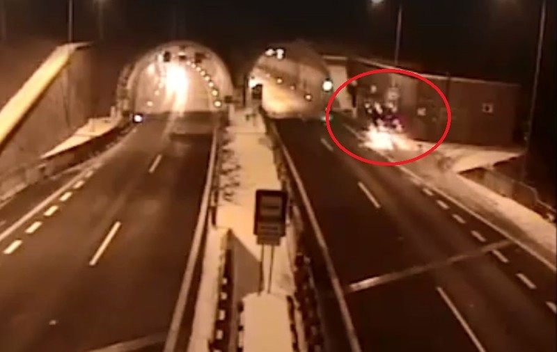 VIDEO | Accident spectaculos surprins de camerele de supraveghere! Cum a reușit un șofer să-și ia "zborul" la intrarea într-un tunel
