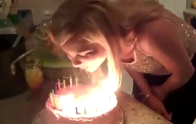 Cea mai "blondă" din lume! Uite ce a păţit numai pentru că a suflat în lumânări de ziua ei | VIDEO