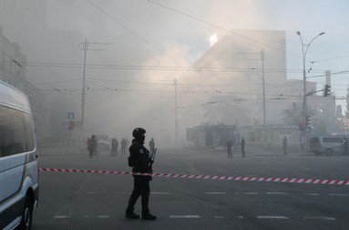 Ofițeri de poliție și salvatori au ajuns la locul bombardamentului din centrul orașului Kiev, pe 17 octombrie 2022. Foto: EPA
