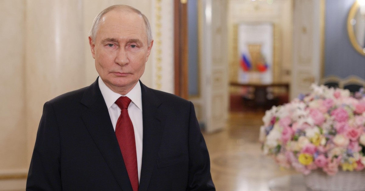 Propagandă la Kremlin. Vladimir Putin, fotografiat lângă un buchet de flori, de Ziua Internațională a Femeii Foto: Profimedia
