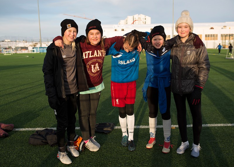 Fetiţa Feliciei (a doua din stânga) nu a mai putut juca fotbal cu prietenele sale