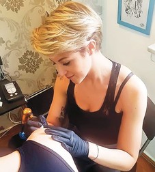 Tatuajele sunt o altă slăbiciune de-a ei. Nu doar le face, dar le şi “colecţionează”! Deocamdată, are 17