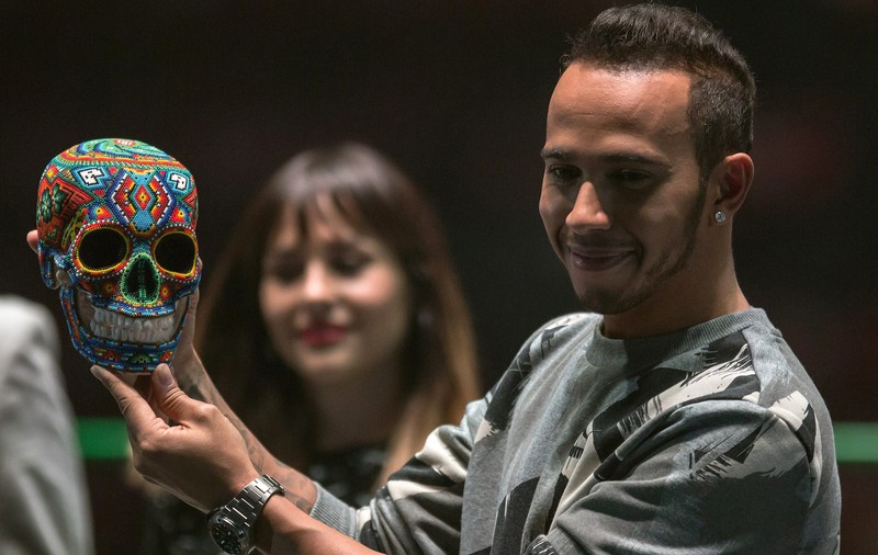 "Hamlet" Hamilton. Pilotul campion mondial a pozat cu craniu, de Ziua Morților, în Mexic! După 23 de ani pe Autodromo Hermanos Rodriguez