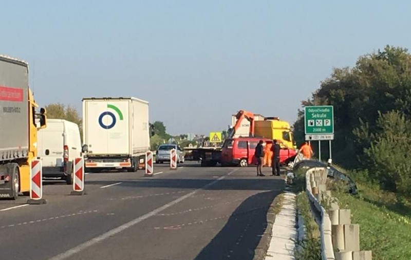 Microbuz cu români, lovit de un TIR, pe o autostradă din Slovacia. Primele imagini de la locul accidentului