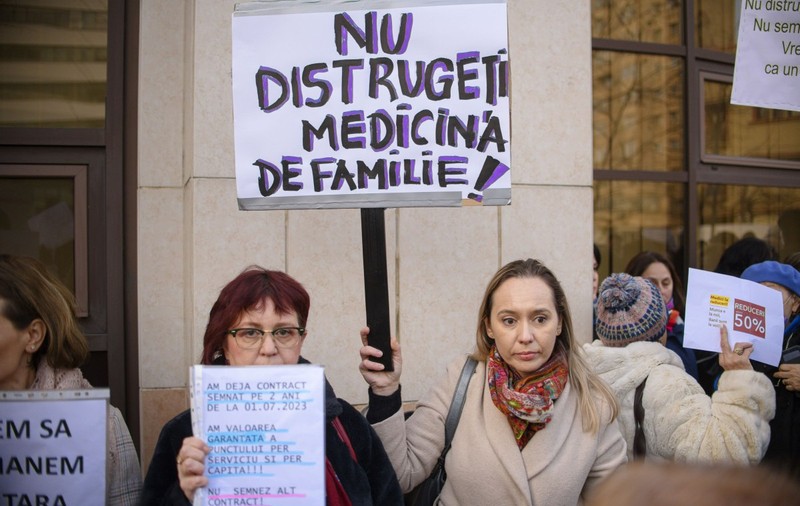 Medici de familie şi din ambulatorii au protestat în faţa CNAS. Ce s-a decis după discuțiile cu noua șefă, Valeria Herdea