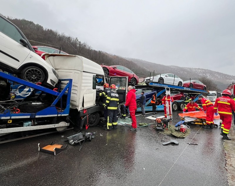 Două platforme auto s-au ciocnit pe Valea Oltului. Una dintre ele transporta maşini Tesla