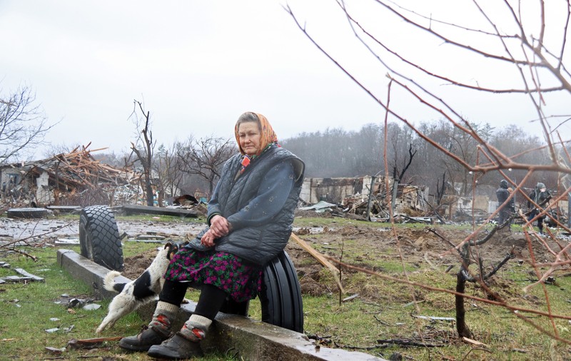Soldații ruși au plecat cu o canapea din casa unei ucrainence. „Au furat tot. Iar ce n-au putut fura, au distrus”