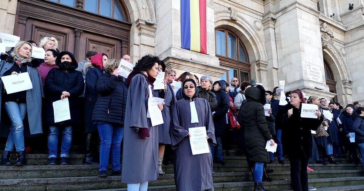 CSM cere Parlamentului să păstreze pensiile speciale pentru magistrați. Protestul grefierilor