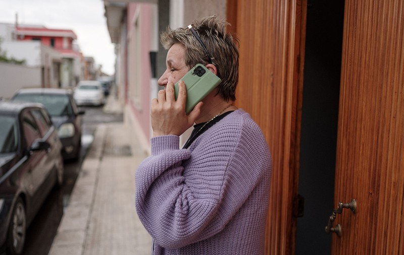 Viața româncelor care îngrijesc bătrâni în Italia: „Sclavă eram! La 10 noaptea trebuia să stau în poziție de drepți la ușa camerei până când se culcau și spuneau că nu mai au nevoie de nimic”