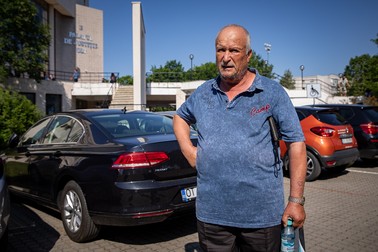 Bunicul Luizei şi-a luat o slujbă pentru a putea plăti avocatul