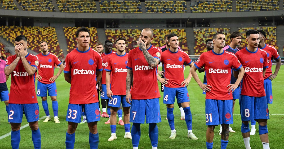 Fotbalistii ros-albastrii Valentin Cretu, Risto Radunovic, Dennis Politic, Denis Alibec, Daniel Graovac, Juri Cisotti, David Raul Miculescu si Adrian Gheorghe Șut saluta galeria dupa meciul de fotbal dintre FCSB si KF Shkendija, contand pentru Preliminariile Ligii Campionilor, desfasurat pe Arena Nationala din Bucuresti, miercuri 30 iulie 2025. © FOTO:Razvan Pasarica/SPORT PICTURES