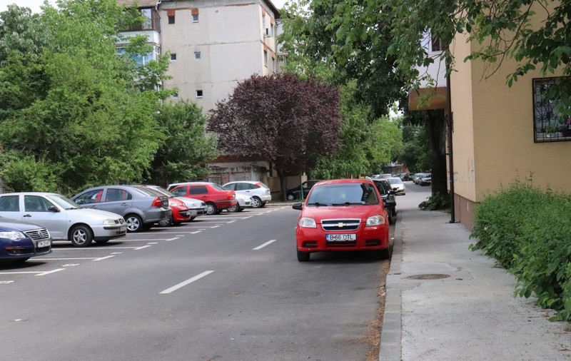 Primarul Robu vrea ca pe locurile de parcare dintre blocurile din Timișoara să fie doar mașini înmatriculate în Timiș