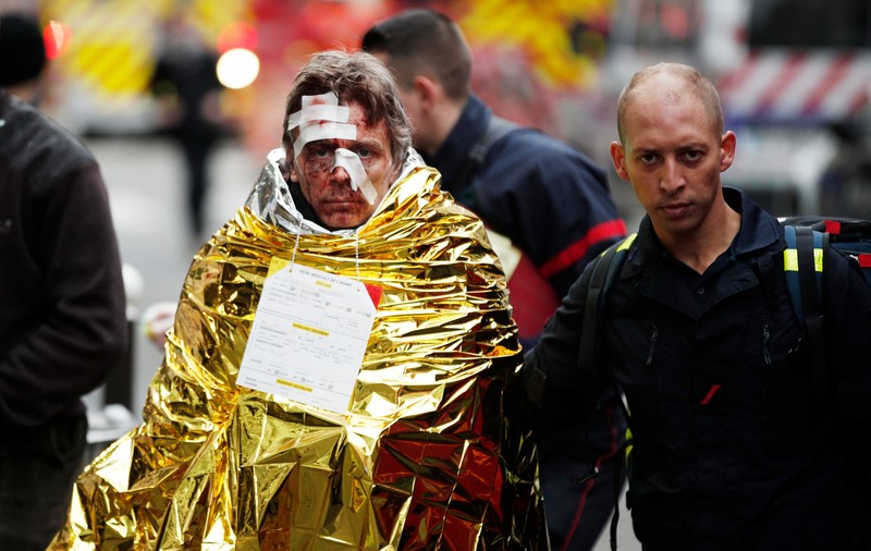 VIDEO & FOTO: Doi pompieri și o turistă spaniolă au murit într-o explozie din centrul Parisului! "Am crezut că e un cutremur"