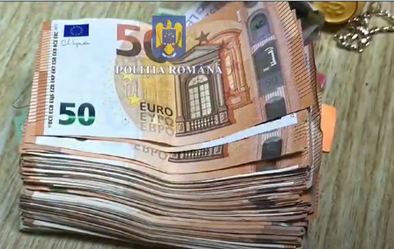 Bărbat din Brașov jefuit de 76.000 de euro de două femei care l-au abordat pe stradă și i-au propus să întrețină relații sexuale