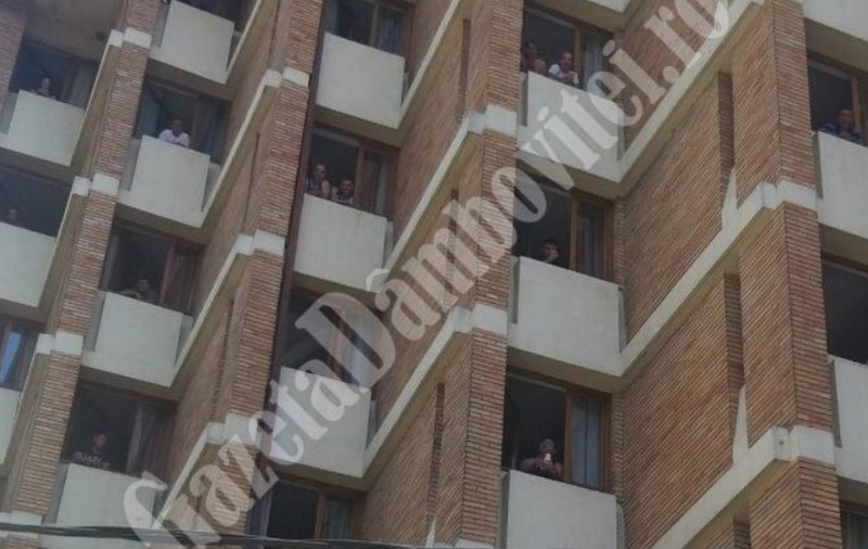 VIDEO | Persoanele carantinate dintr-un hotel din Târgovişte au fost încuiate în camere: „Ne țin închiși ca la pușcărie”