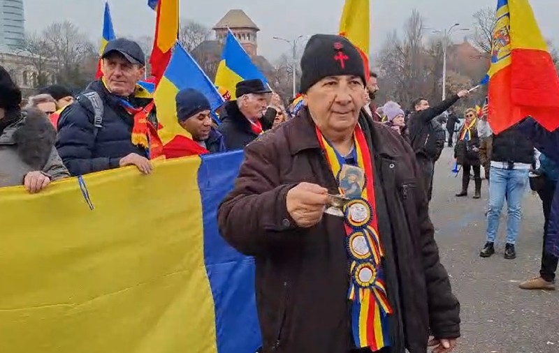 Scandal între protestatari și jandarmi la punerea gardurilor în Piața Victoriei: „Jandarmeria apără hoția!”