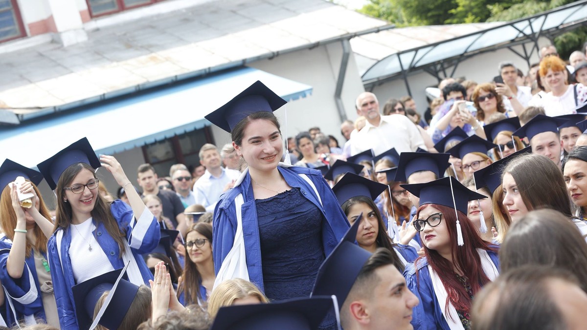 Cinci absolvente ale Colegiului Hașdeu din Buzău au ocupat primele locuri la Medicină