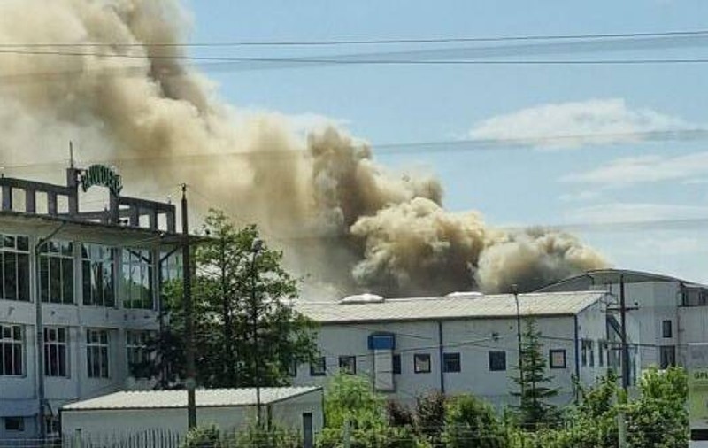 Incendiu cu degajări mari de fum la un depozit din Timişoara. Intervin mai mulți pompieri