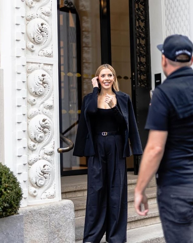 Cine este, de fapt, Victoria Swarovski, prezentatoare Eurovision 2026. S-a căsătorit într-o rochie împodobită cu sute de mii de cristale