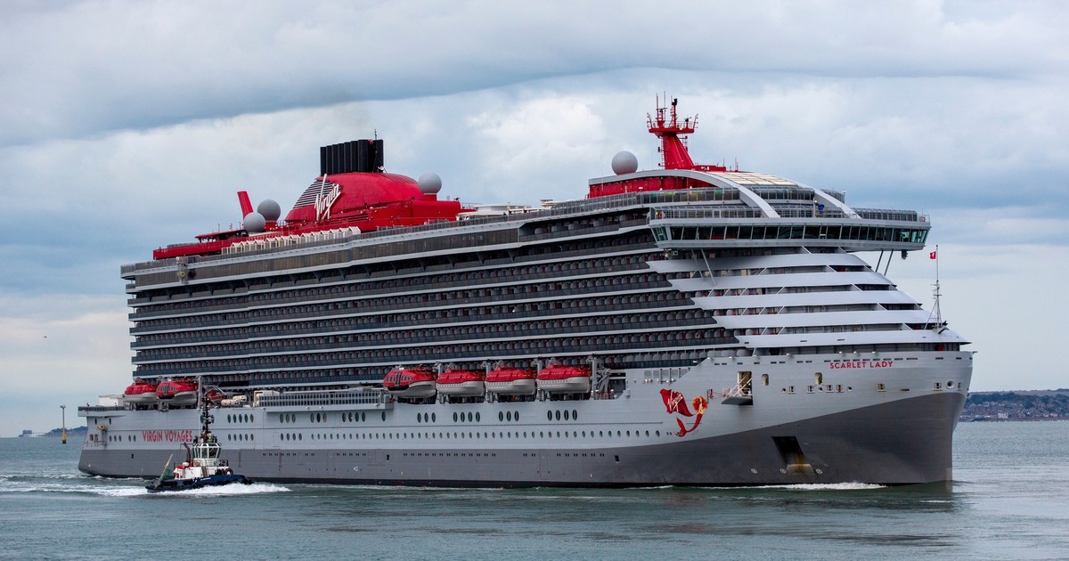 Nava de croazieră Scarlet Lady se întoarce în Portsmouth Harbour însoțit de un remorcher