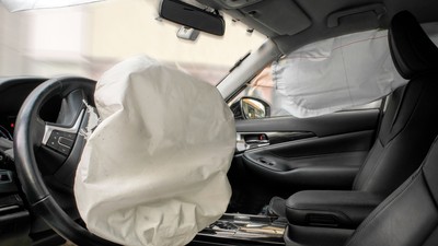 Airbag-uri declanşate după un accident de maşină