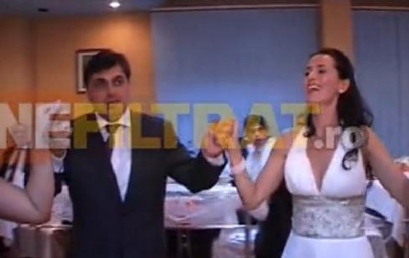 CE FERICITĂ ERA! Uite cum s-a DISTRAT MĂDĂLINA MANOLE la NUNTA cu PETRU MIRCEA! PĂRINȚII EI AU RUPT RINGUL DE DANS! VIDEO