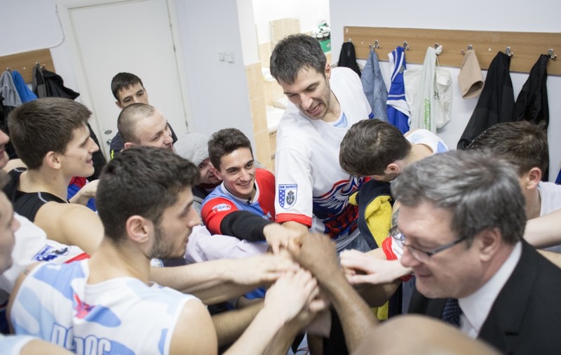 Marian Drăgulescu a sărbătorit victoria echipei de baschet Steaua, în vestiar, cu jucătorii