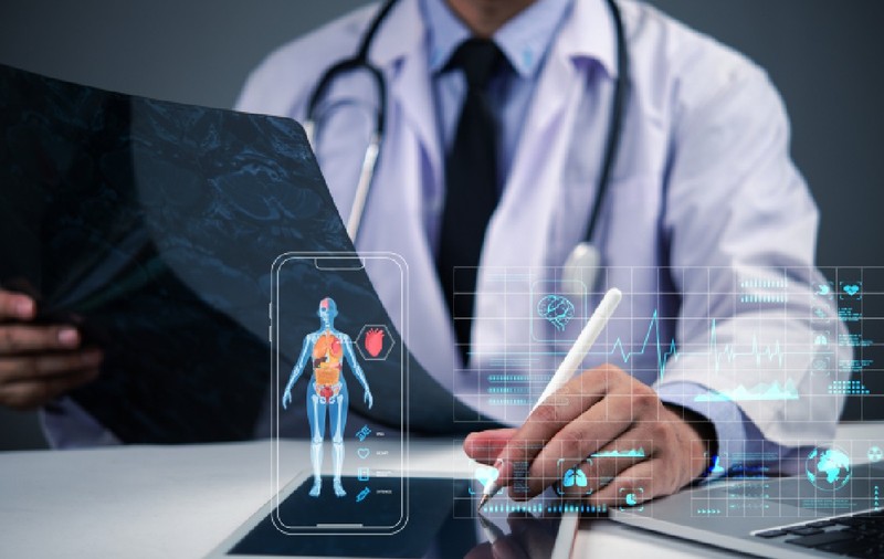 Doctor folosind tableta cu afișaj medical, telemedicină și diagnosticare AI.