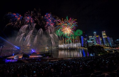 epa07255508 Fireworks explode over the Marina Bay at the stroke of midnight in Singapore, 01 January 2019, to usher in the new year. This year, Singapore will celebrate the 2nd centenary of its founding by Sir Stamford Raffles in 1819. EPA-EFE/WALLACE WOON