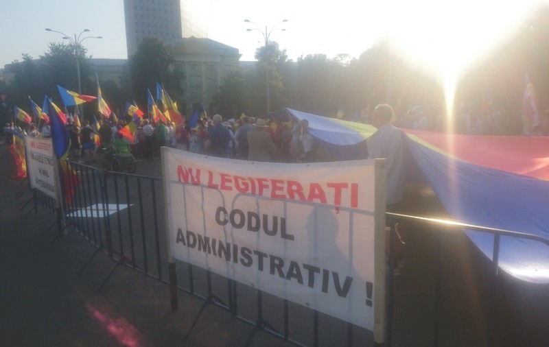 FOTO / Miting de protest în Piaţa Victoriei împotriva adoptării OUG privind Codul Administrativ