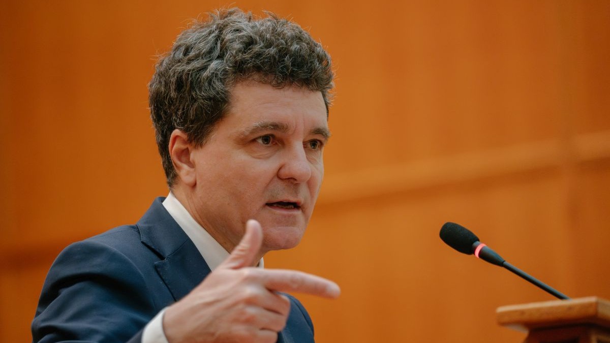 Nicușor Dan vorbește în PArlamentul României, gesticulând cu mâna dreaptă, 26 mai 2025