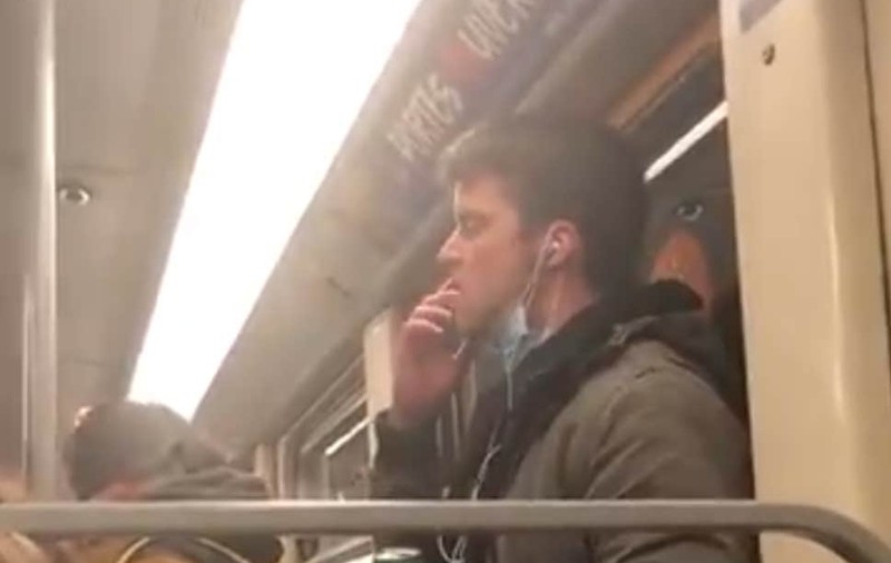 VIDEO Un bărbat a fost arestat în Belgia, după ce şi-a dat masca jos şi a început să împrăştie saliva pe bara de tren