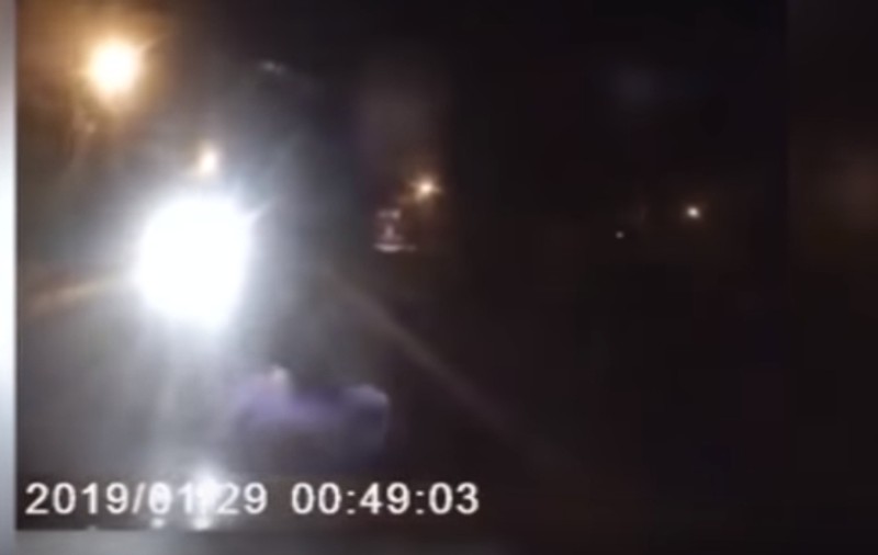 VIDEO | Camera de bord a surprins momentul când un şofer a trecut cu maşina peste un bărbat!