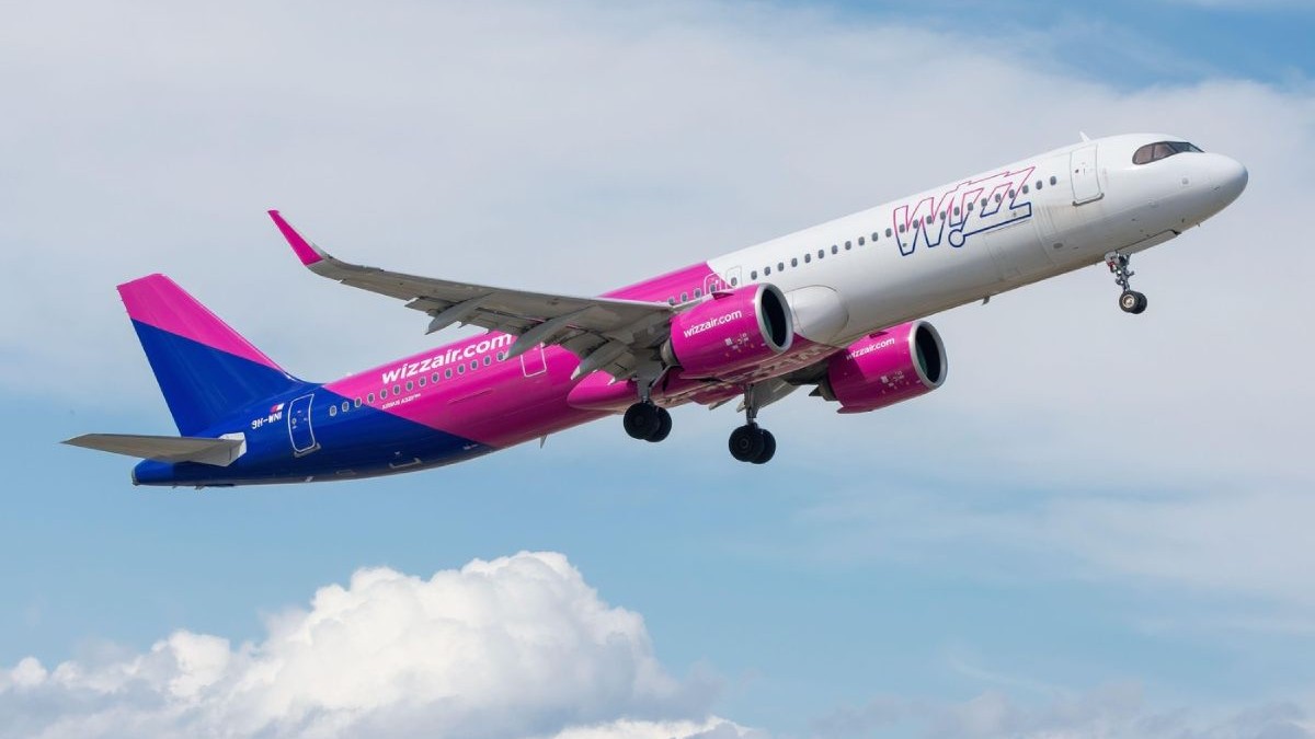 Avionul Airbus A321 al companiei Wizz Air în timpul zborului