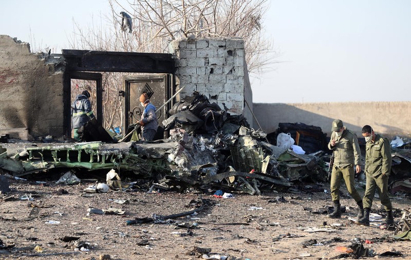 Expert în aviație, despre ipoteza că avionul prăbușit în Iran a fost doborât. „Nu prea mai ajungeau multe lucruri întregi la pământ”