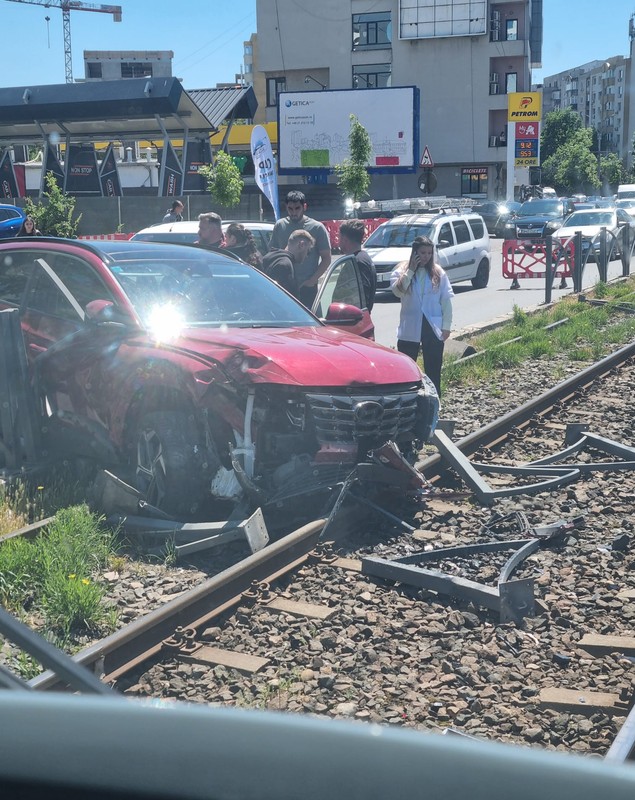 Linia tramvaiului 41 din București, blocată 85 de minute pe Șoseaua Virtuții după un accident. O mașină Hyundai Tucson a intrat pe șine