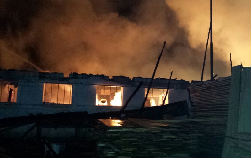 INCENDIU la un depozit de mobilă! Pompierii au intervenit cu 10 autospeciale! GALERIE FOTO&VIDEO