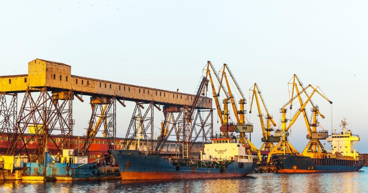 Dou[ nave staționează în portul Constanța, România, și sunt încărcate. Se vad macarale in fundal