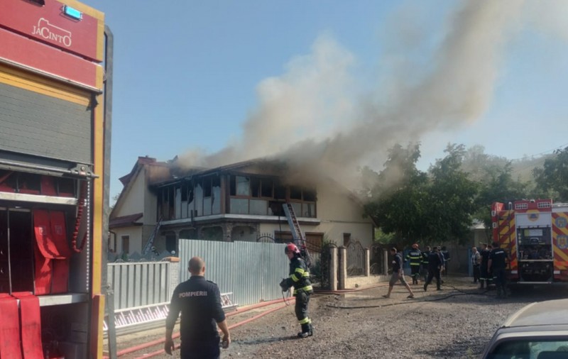 O casă care a scăpat de inundații la Pechea, în Galați, a luat foc. În interior erau o mamă și cei trei copii ai ei