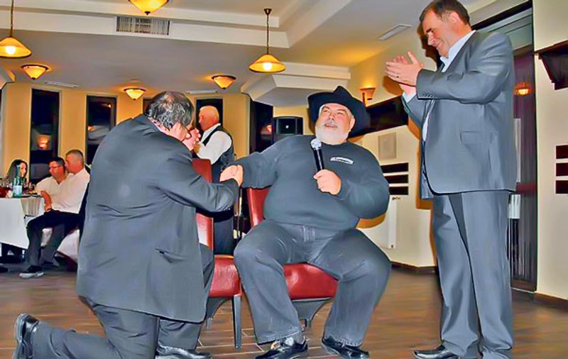 Ilie Micolov, autorul piesei «Dragoste la prima vedere», nu mai poate cânta decât aşezat pe scaun