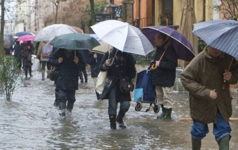 COD PORTOCALIU de INUNDAŢII în 9 JUDEŢE până SÂMBĂTĂ SEARA!