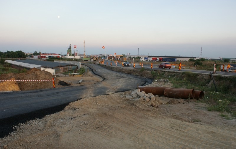Traficul rutier e deviat în zona Chiajna-Dragomirești. Circulația se desfășoară pe bretele adiacente, iar transporturile agabaritice sunt restricționate
