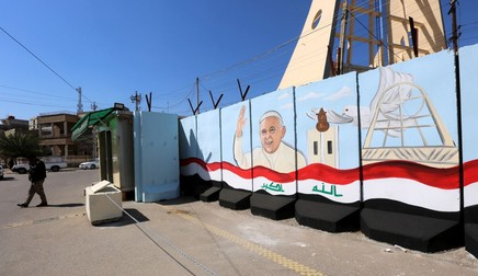 Pictură pe zidul care protejează catedrala din Bagdad, în așteptarea venirii Suveranului Pontif FOTO: EPA