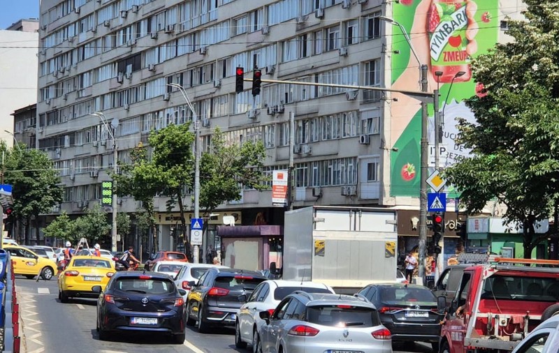 Intersecțiile din București ar putea avea semafoare controlate de AI, care vor decide singure când trec pietonii, mașinile și transportul în comun
