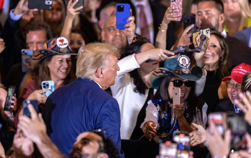 Trump e în centrul atenției și îl eclipsează pe Biden, înainte de alegerile cruciale din 2024. Casa Albă crede că acest lucru este benefic